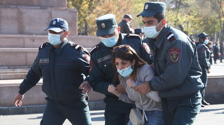 Proteste in Armeniens Hauptstadt Eriwan: Polizisten führen eine Frau ab, die an einer Demonstration gegen die Waffenruhe in Bergkarabach teilnahm.