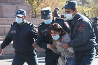 Proteste in Armeniens Hauptstadt Eriwan: Polizisten führen eine Frau ab, die an einer Demonstration gegen die Waffenruhe in Bergkarabach teilnahm.