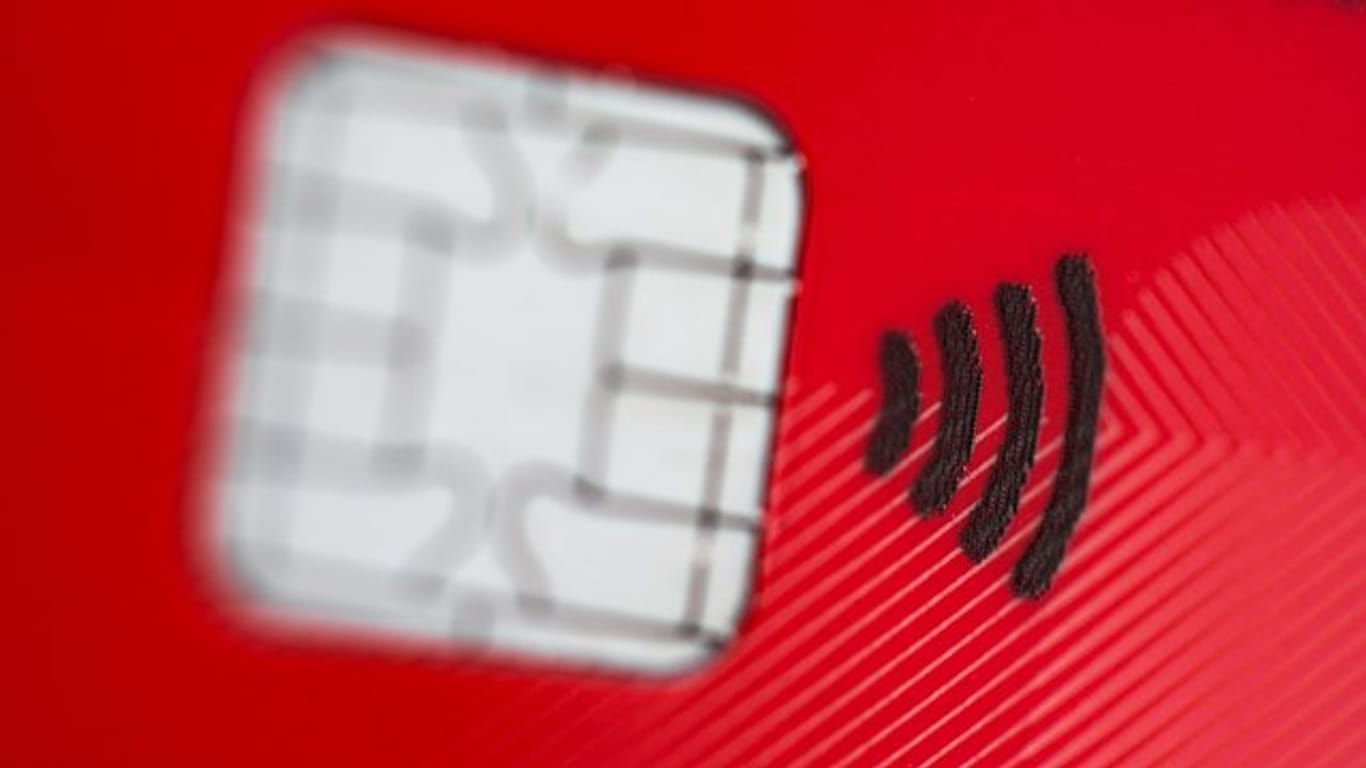 Eine EC-Karte mit einem Funkchip für kontaktloses Bezahlen.