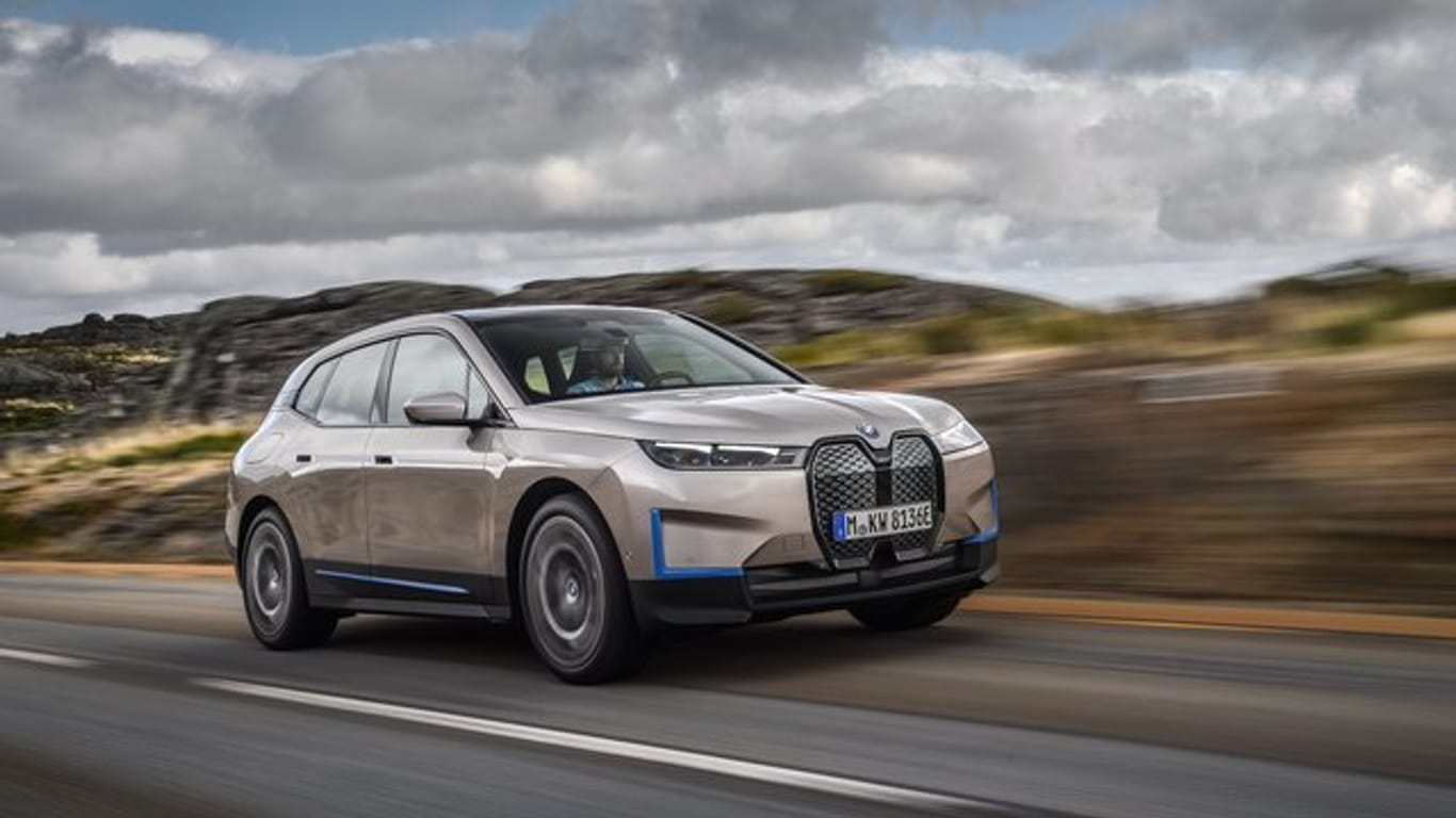 Ein Stromer für die Langstrecke: Mehr als 600 Kilometer Reichweite stellt BMW für das vollelektrische Modell iX in Aussicht.