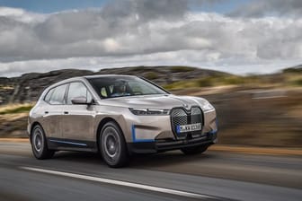 Ein Stromer für die Langstrecke: Mehr als 600 Kilometer Reichweite stellt BMW für das vollelektrische Modell iX in Aussicht.