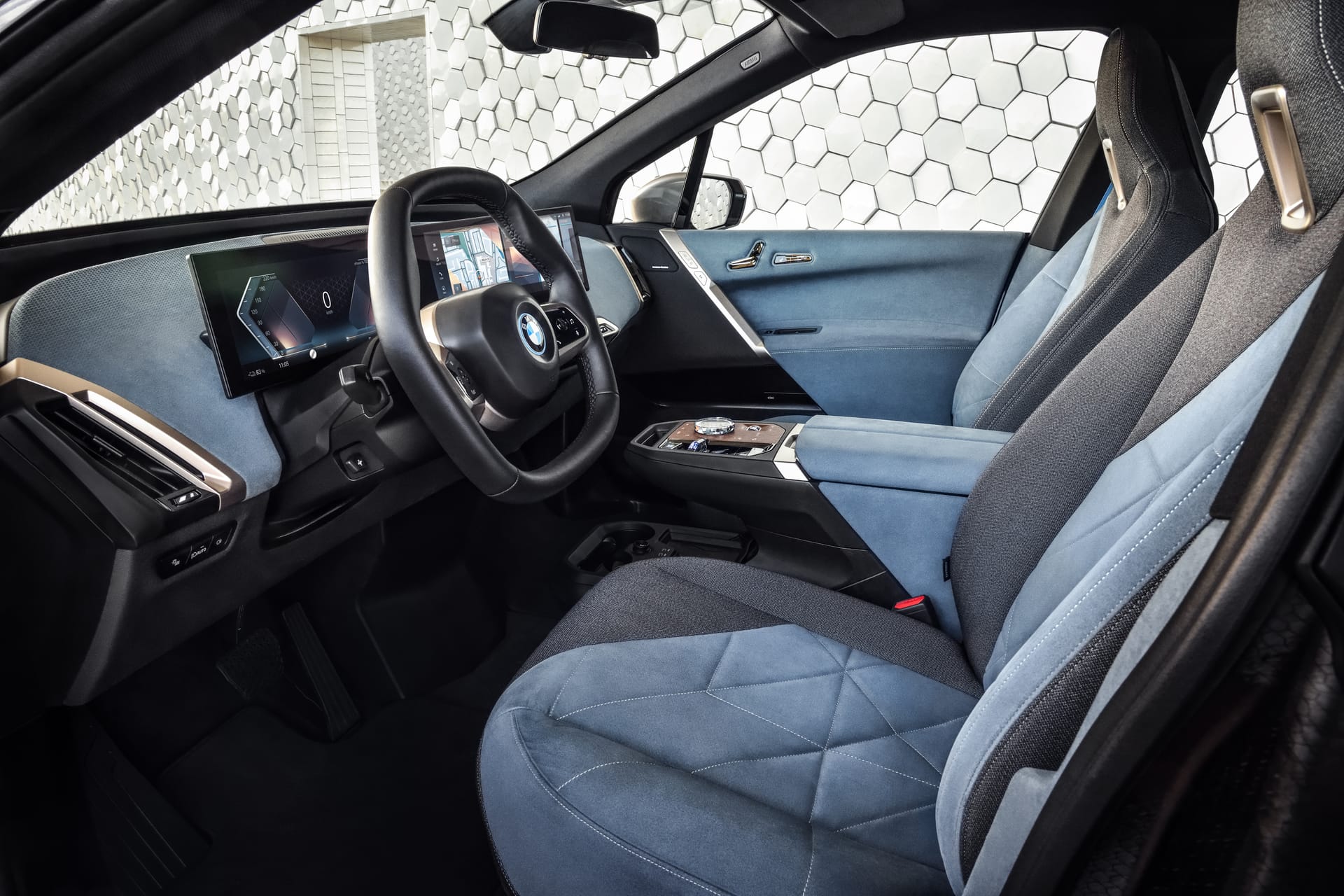 BMW iX: Beim Design fällt das eckige Lenkrad und ein frei stehendes Display anstelle des Armaturenbretts auf.