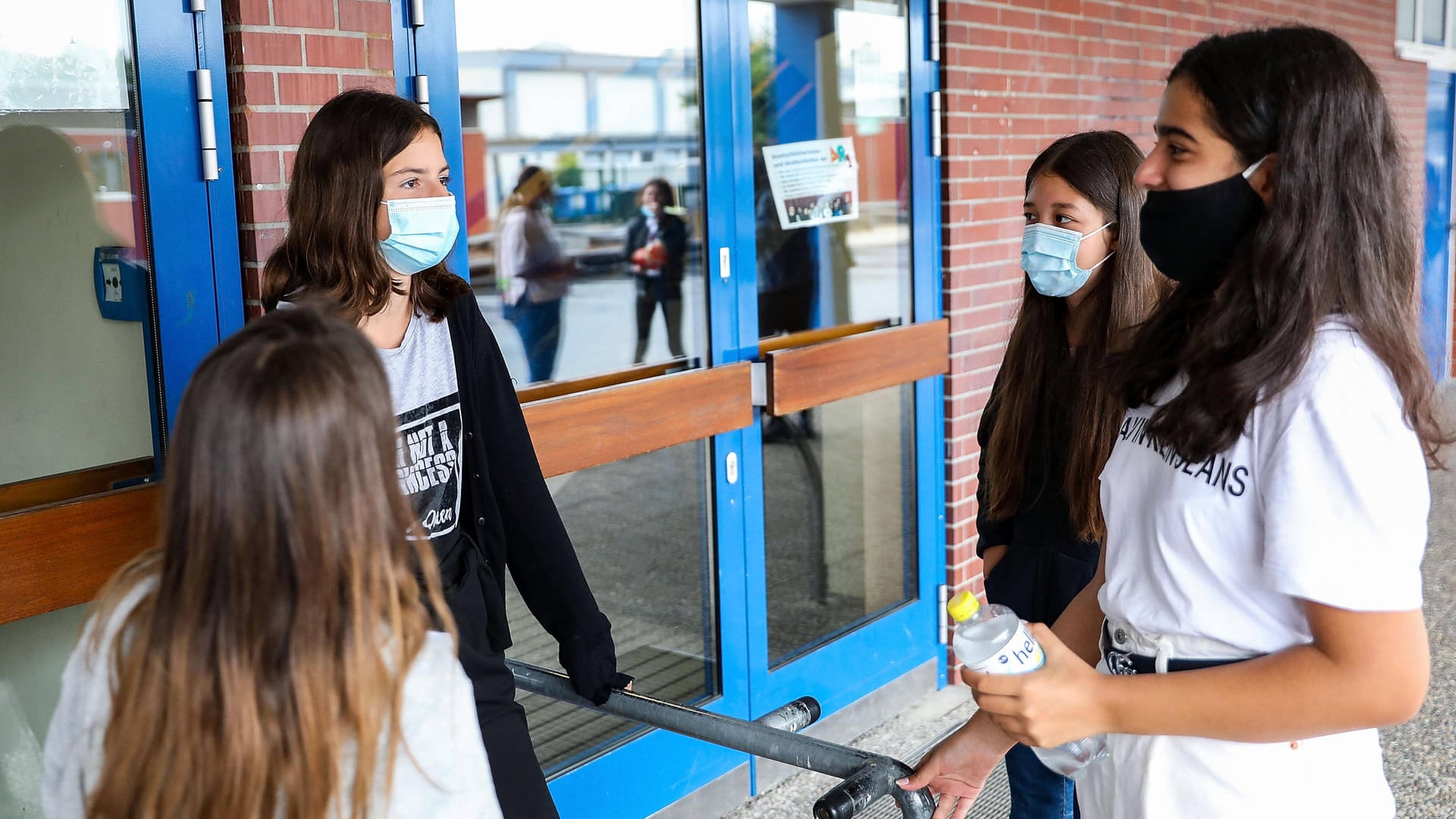 Schüler mit Masken: Kinder könnten bei der Ausbreitung der Corona-Pandemie doch eine größere Rolle spielen, als bisher angenommen.