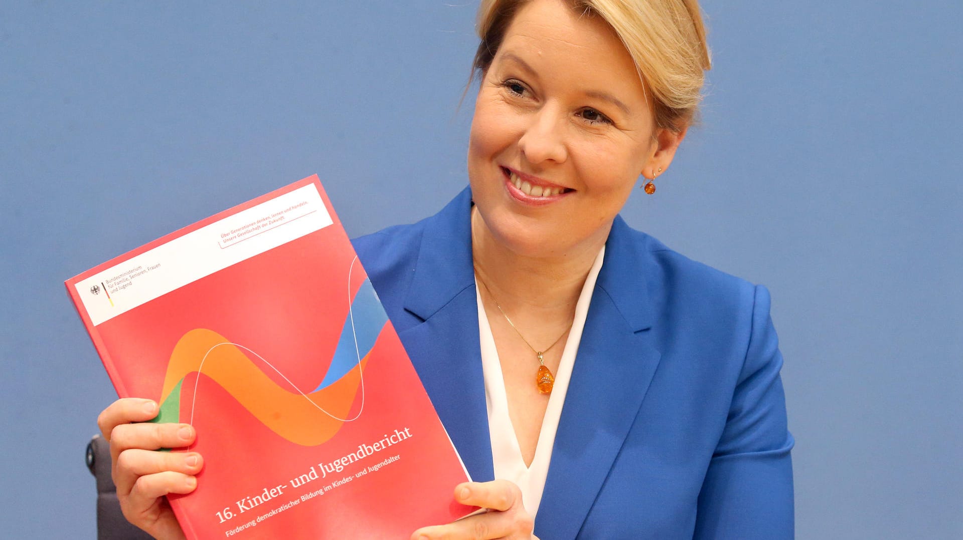 Franziska Giffey, Bundesfamilienministerin: Bei der Präsentation des 16. Kinder- und Jugendberichts forderte sie mehr politische Bildung für Jugendliche.