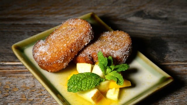 Es muss ja nicht gleich aussehen wie im Restaurant: Wer vom Martinstag noch Hefegebäck übrig hat, kann daraus sowie aus Eiern, Milch, Butter, Zucker und Zimt ein "Arme Ritter"-Resteessen zubereiten.