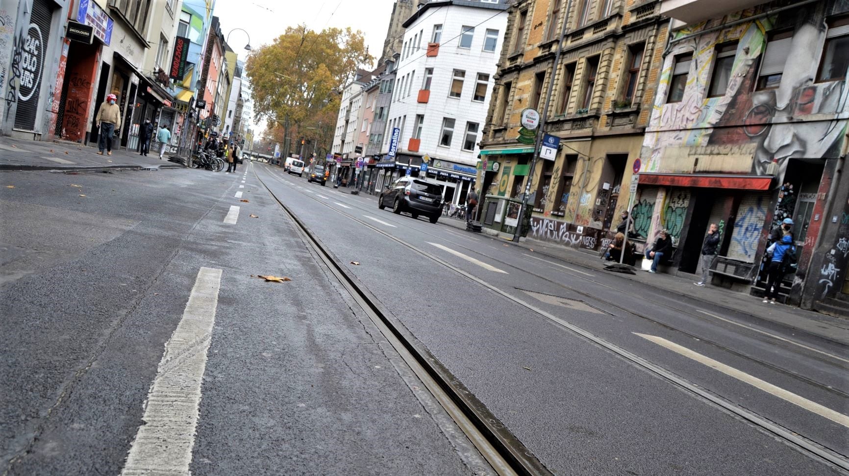 Blick auf die Zülpicher Straße in Köln: Normalerweise ist sie am 11.11. schon morgens brechend voll, wegen des abgesagten Karnevalsauftakts blieb sie dieses Jahr fast leer.