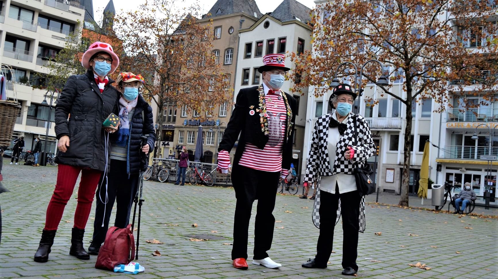 Jecken stehen auf dem Heumarkt in Köln: Hier wird sonst der Karnevalsauftakt rauschend gefeiert, wegen Corona ist die Veranstaltung abgesagt worden. Vereinzelte Kölner haben mit Musikboxen versucht, etwas Stimmung zu verbreiten.