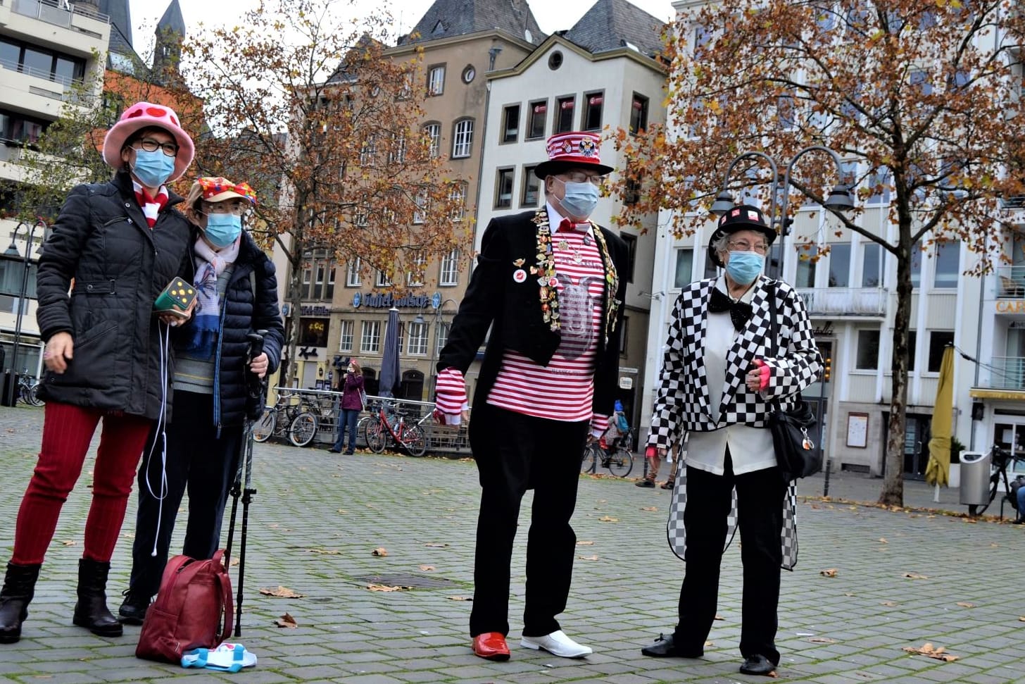 Jecken stehen auf dem Heumarkt in Köln: Hier wird sonst der Karnevalsauftakt rauschend gefeiert, wegen Corona ist die Veranstaltung abgesagt worden. Vereinzelte Kölner haben mit Musikboxen versucht, etwas Stimmung zu verbreiten.