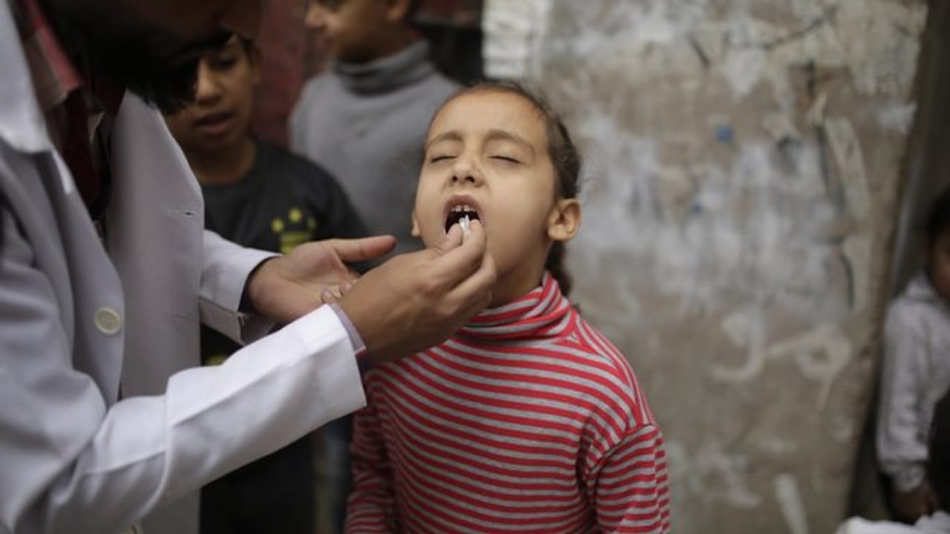 Ein jemenitisches Mädchen erhält während einer Impfkampagne eine Cholera-Impfung.