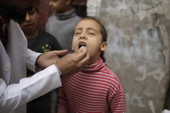 Ein jemenitisches Mädchen erhält während einer Impfkampagne eine Cholera-Impfung.