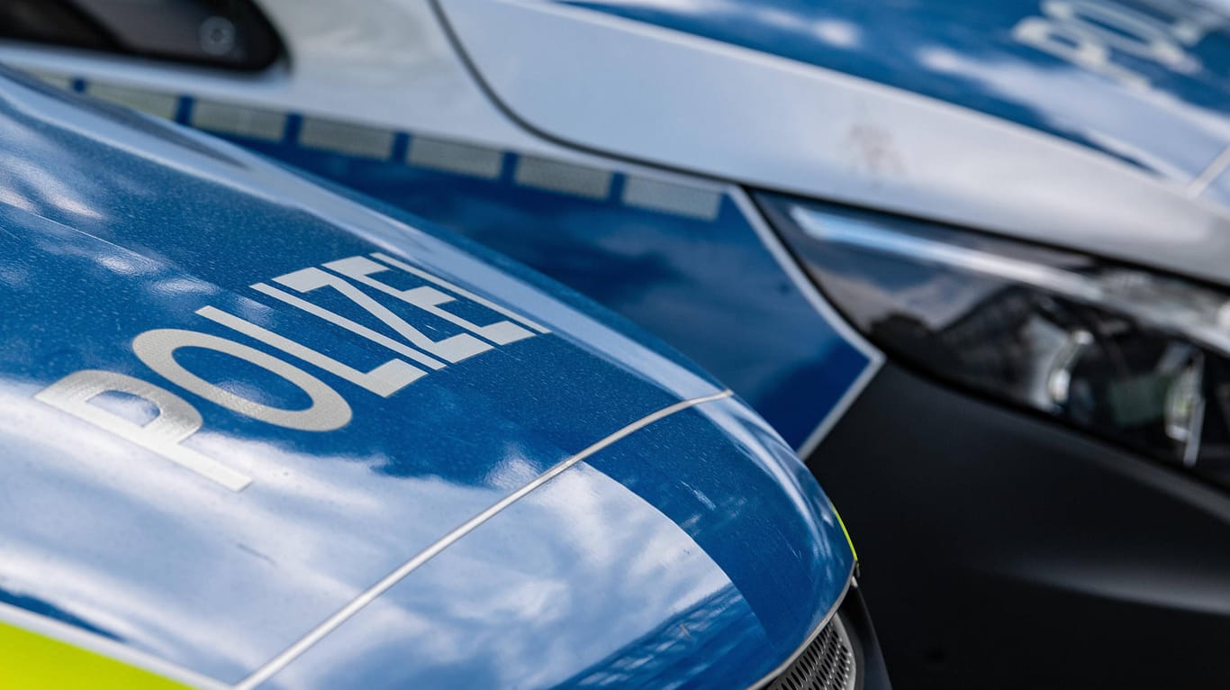 Polizeiwagen (Symbolfoto): Bei einem Mordfall in Wildeck stellte sich der mutmaßliche Täter freiwillig der Polizei.