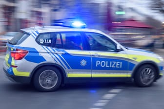 Einsatzauto der Polizei (Symbolfoto): Bei einer Geiselnahme am Tegernsee erschossen Polizisten den Täter, der zuvor seine Lebensgefährtin getötet hatte.