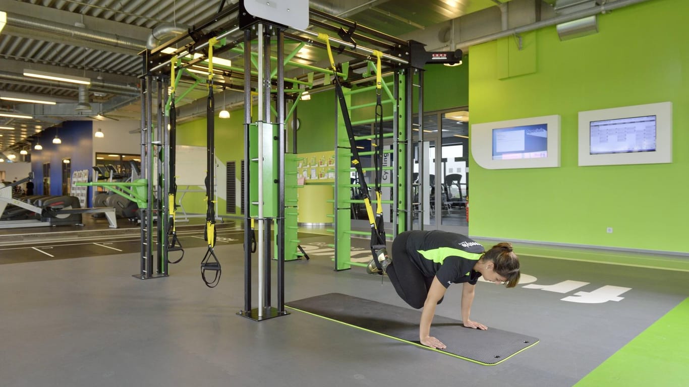 Übungen im Fitnessstudio Fitness First: Die Hamburger Studios könnten bald wieder öffnen.