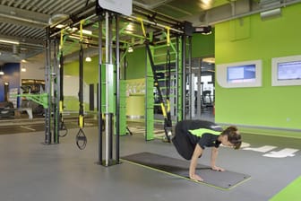 Übungen im Fitnessstudio Fitness First: Die Hamburger Studios könnten bald wieder öffnen.