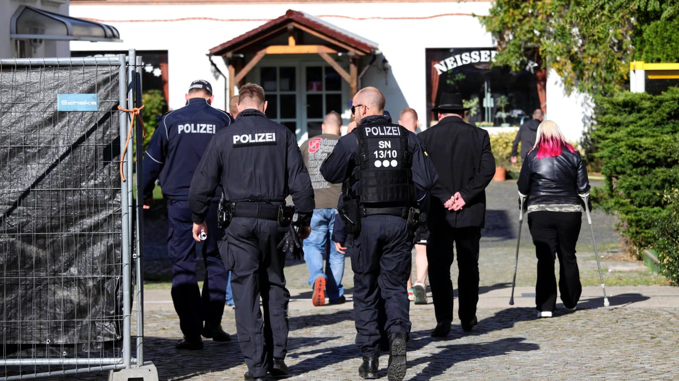 Polizisten neben einer Absperrung (2019): Nach der endgültigen Absage der Neonazi-Veranstaltung Kampf der Nibelungen diskutieren Neonazis mit der Polizei.
