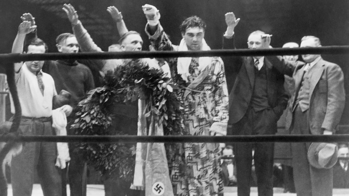 Max Schmeling mit Hitlergruß 1935: Der Boxer hatte ein zwiegespaltenes Verhältnis zum Nationalsozialismus. Er ließ sich instrumentalisieren, hielt jedoch an seinem jüdischen Manager und Freunden fest.