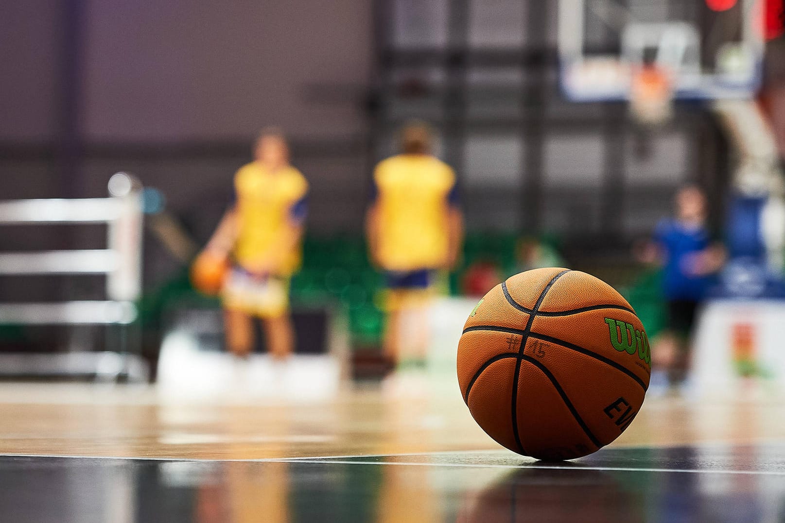 Ein Basketball liegt in einer Halle auf dem Boden (Symbolbild): Nachdem bei Phoenix Hagen mehrere Spieler und das Trainerteam positiv auf Corona getestet worden sind, müssen einige Spiele abgesagt werden.