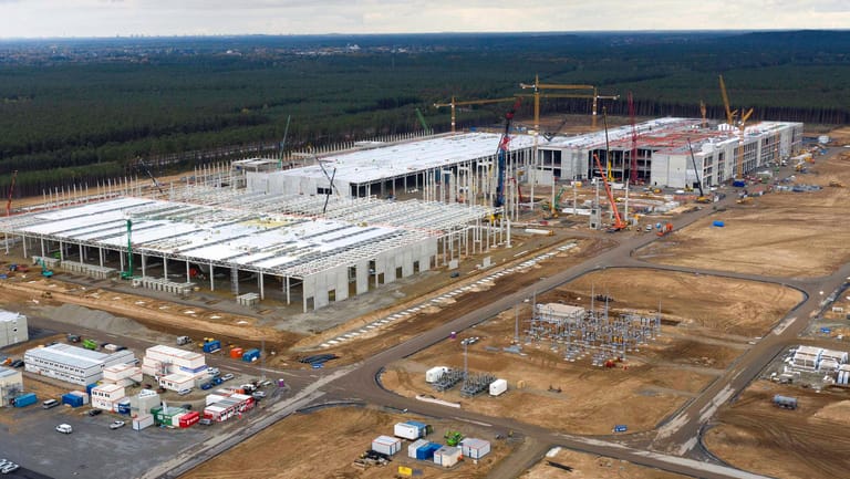 Baustelle der Tesla-Giga-Factory im Oktober: Hier soll bald ein ehemaliger Mercedes-Manager arbeiten.