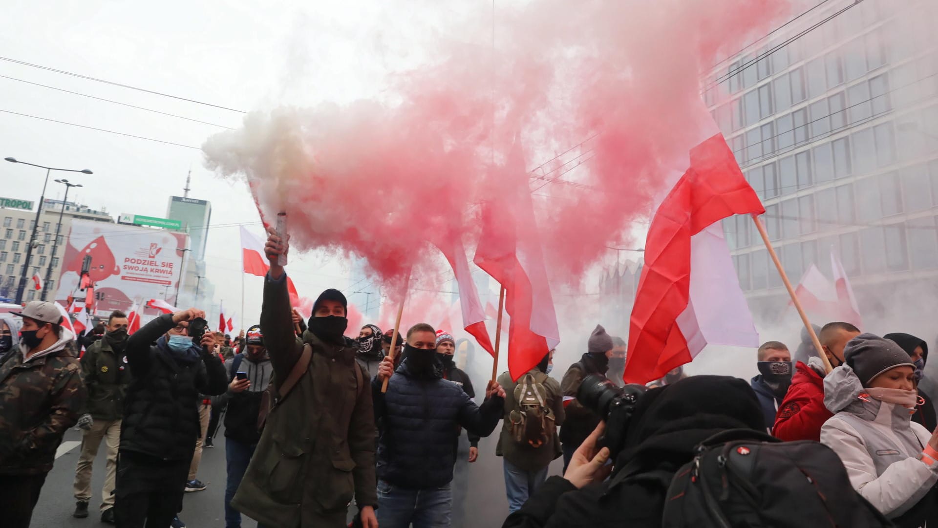 Unabhängigkeitstag in Warschau: Tausende Rechtsradikale und Nationalisten demonstrierten trotz Verbots. Unabhängigkeitstag in Warschau: Tausende Rechtsradikale und Nationalisten demonstrierten trotz Verbots.