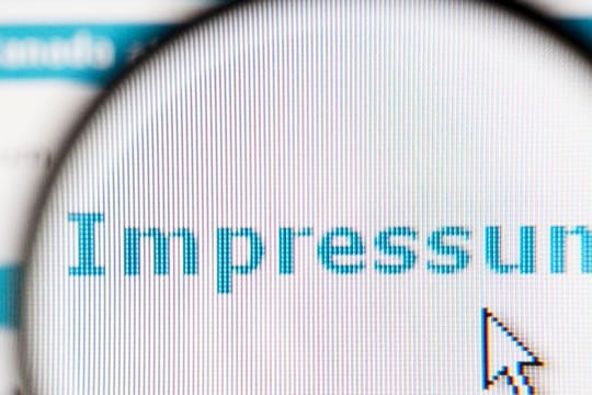 Genau hinschauen: Ein Blick ins Impressum eines Online-Shops kann dabei helfen, nicht auf Betrüger hereinzufallen.