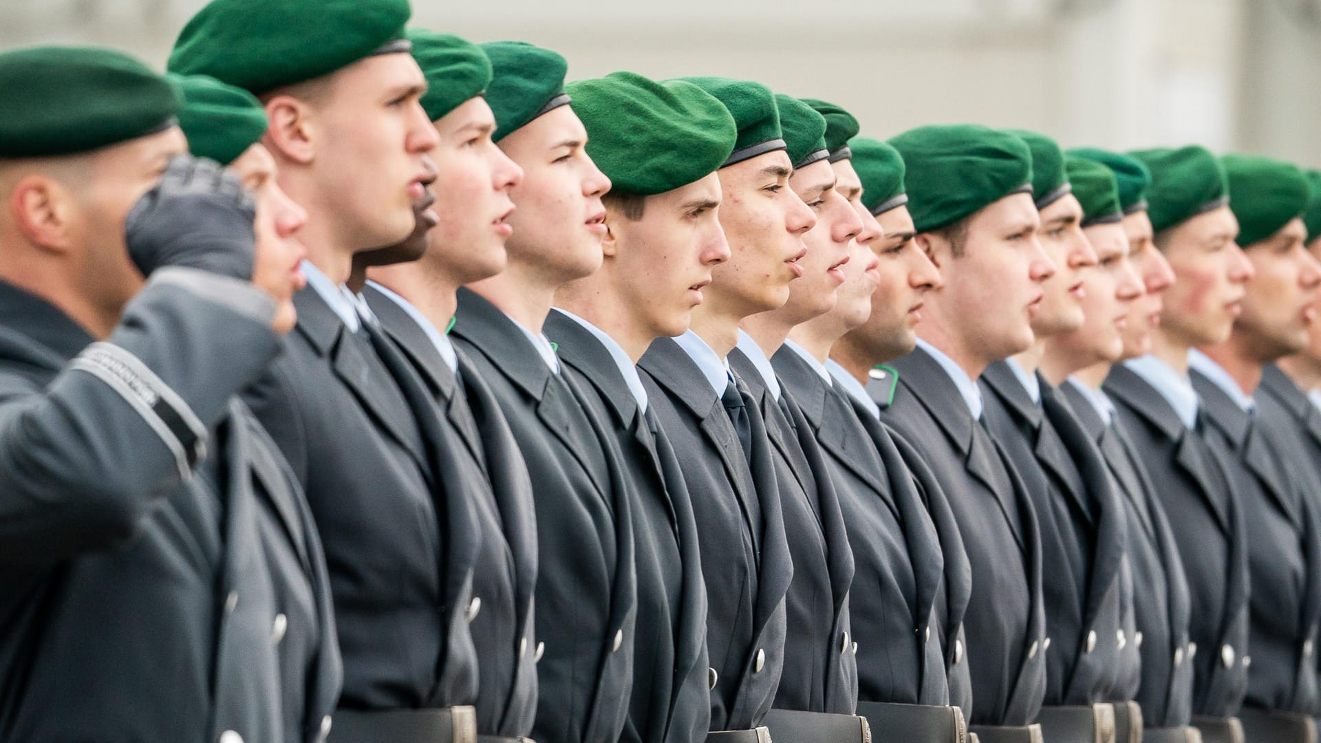 Rekruten stehen beim großen öffentlichen Gelöbnis von Bundeswehrsoldaten vor dem Reichstag: Die Bundeswehr wird 65.