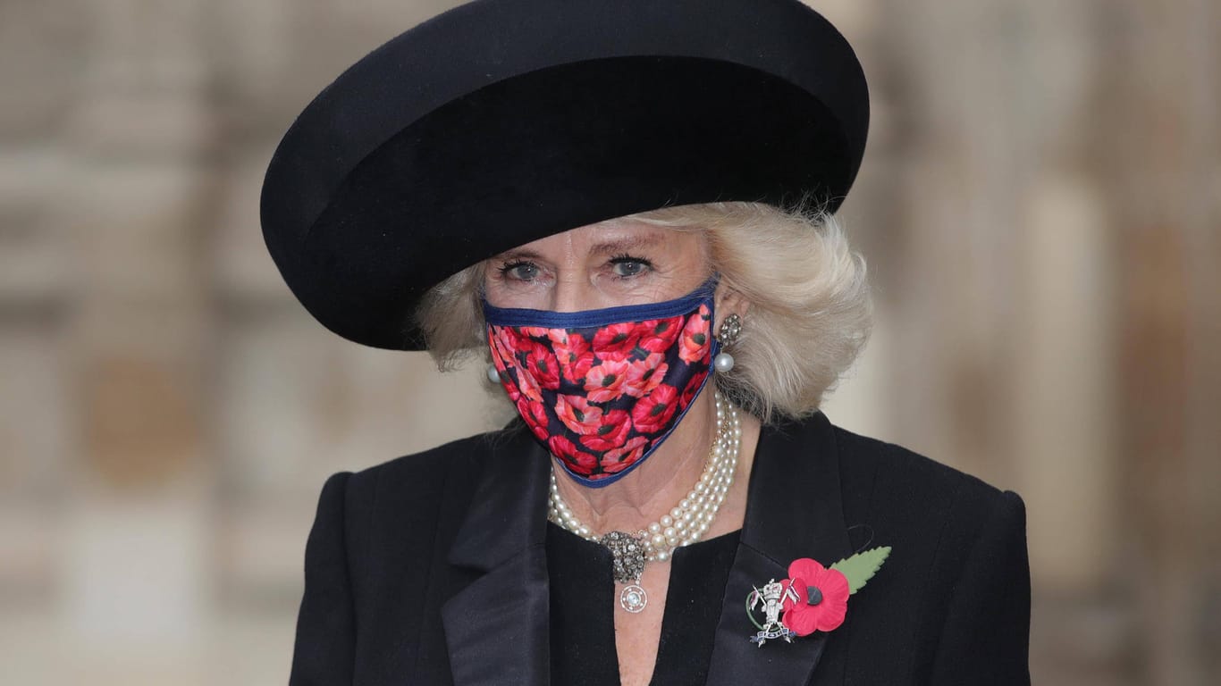 Herzogin Camilla: Die Frau von Prinz Charles wählte eine Mohn-Maske und machte damit auf die im Krieg Gefallenen aufmerksam.