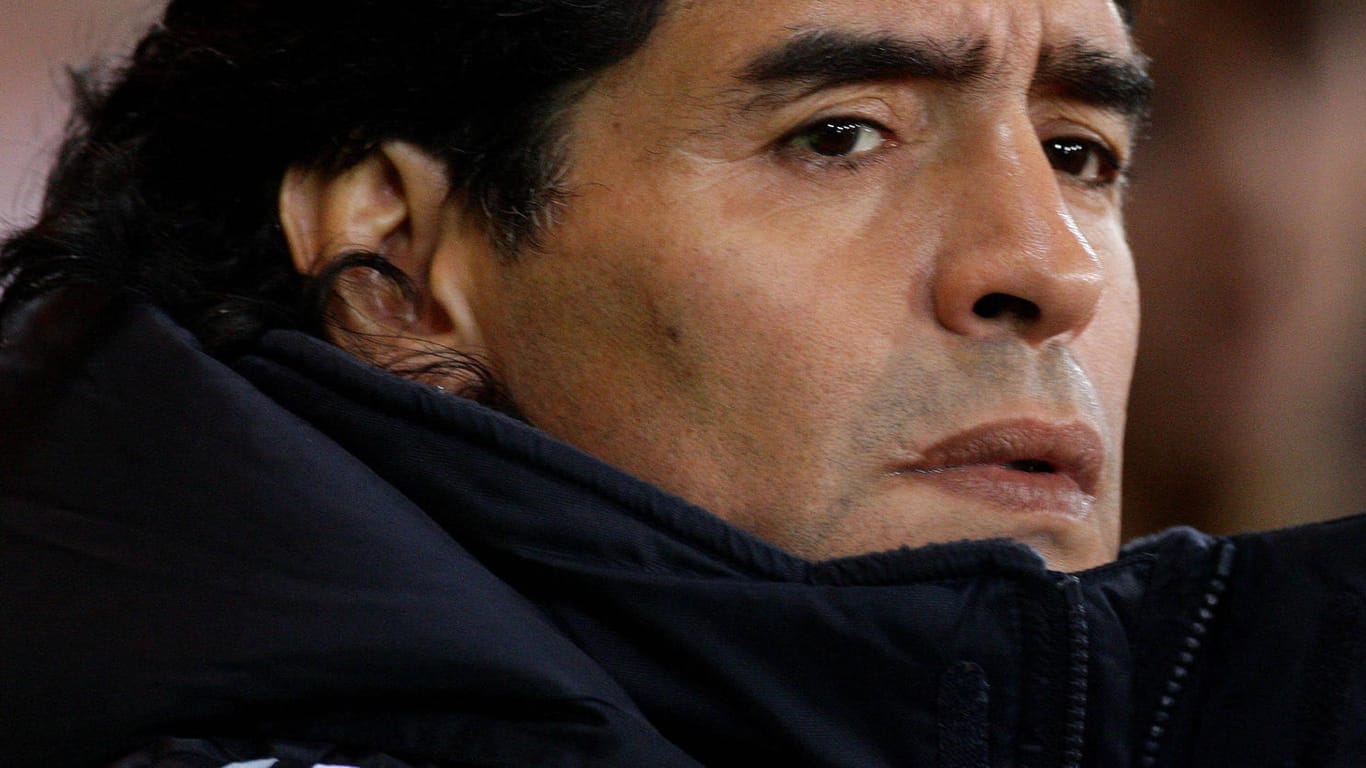 Argentinisches Fußballidol: Diego Maradona ist nach einer Hirn-OP auf dem Weg der Besserung.