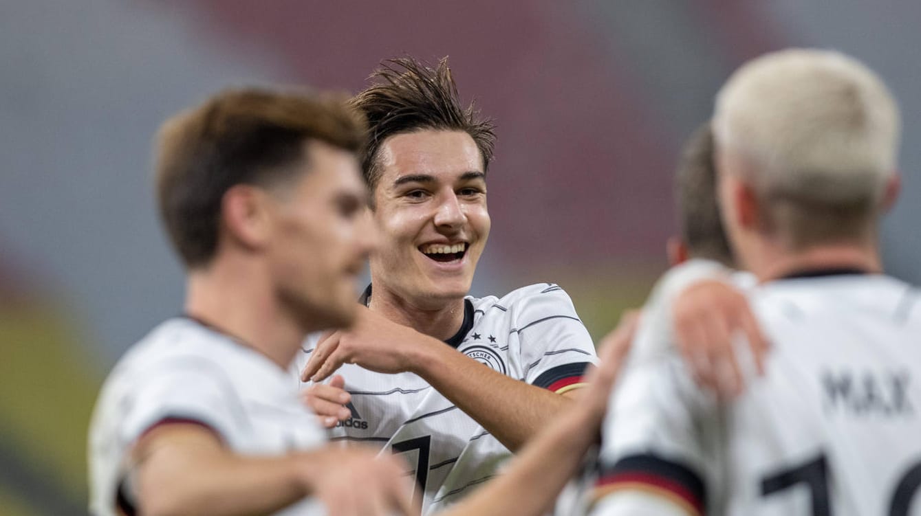 Die DFB-Elf hat das Testspiel gegen Tschechien für sich entschieden. Das Team von Bundestrainer Joachim Löw siegte in Leipzig mit 1:0. Den entscheidenden Treffer erzielte Stürmer Luca Waldschmidt (13. Minute). Wie sich die Spieler ansonsten geschlagen haben, erfahren Sie in unserer Einzelkritik.