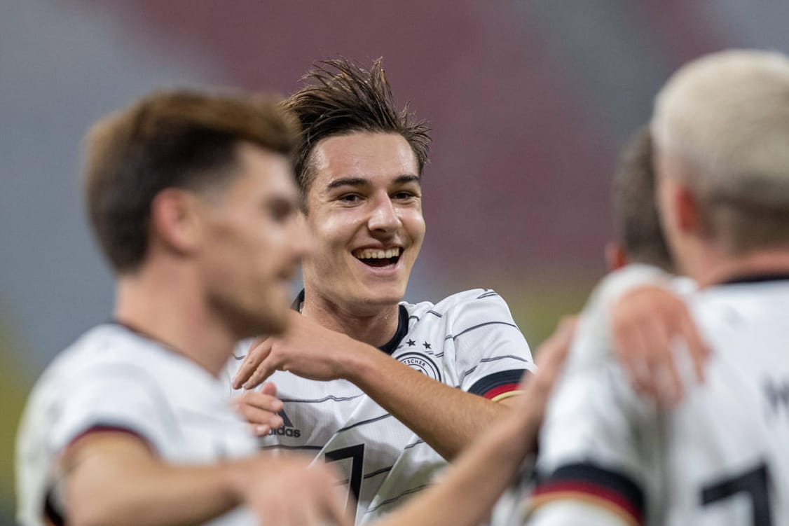 Die DFB-Elf hat das Testspiel gegen Tschechien für sich entschieden. Das Team von Bundestrainer Joachim Löw siegte in Leipzig mit 1:0. Den entscheidenden Treffer erzielte Stürmer Luca Waldschmidt (13. Minute). Wie sich die Spieler ansonsten geschlagen haben, erfahren Sie in unserer Einzelkritik.