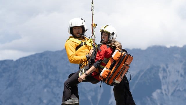 Ein neuer Einsatz für die Bergretter Katharina (Luise Bähr) und Markus (Sebastian Ströbel).