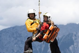Ein neuer Einsatz für die Bergretter Katharina (Luise Bähr) und Markus (Sebastian Ströbel).