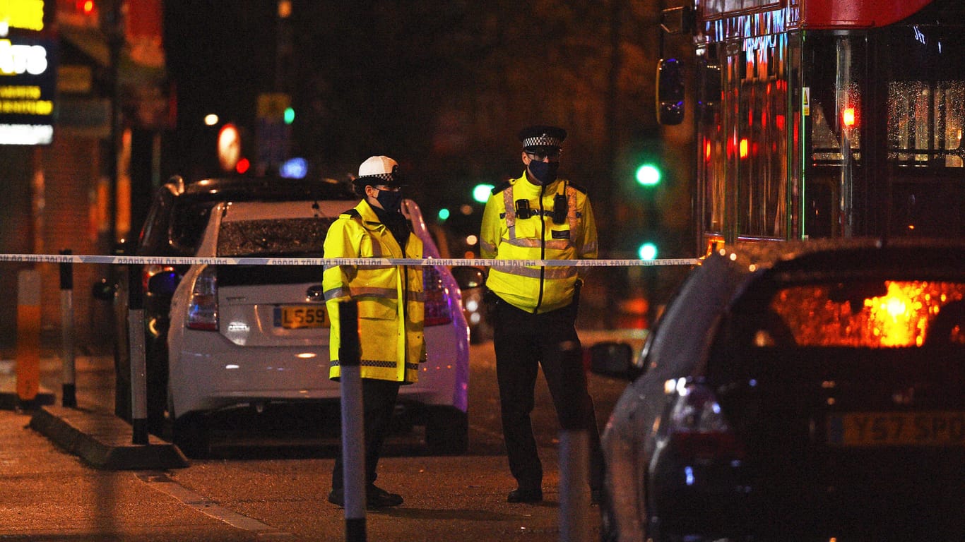 Polizisten in London: Ein Unbekannter ist mit einem Auto in eine Polizeiwache gefahren.