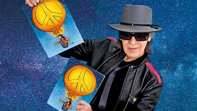 Udo Lindenberg hält Exemplare der Weihnachtskarte in den Händen, die der Sänger und Künstler dieses Jahr für Unicef entworfen hat.