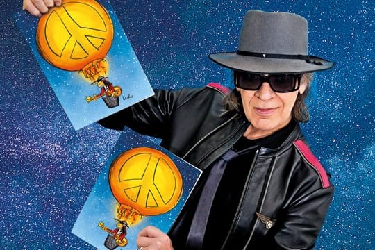 Udo Lindenberg hält Exemplare der Weihnachtskarte in den Händen, die der Sänger und Künstler dieses Jahr für Unicef entworfen hat.