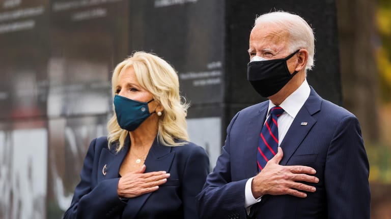 Joe Biden und seine Frau Jill stehen ab jetzt permanent in der Öffentlichkeit, hier beim Veteranen-Gedenken.