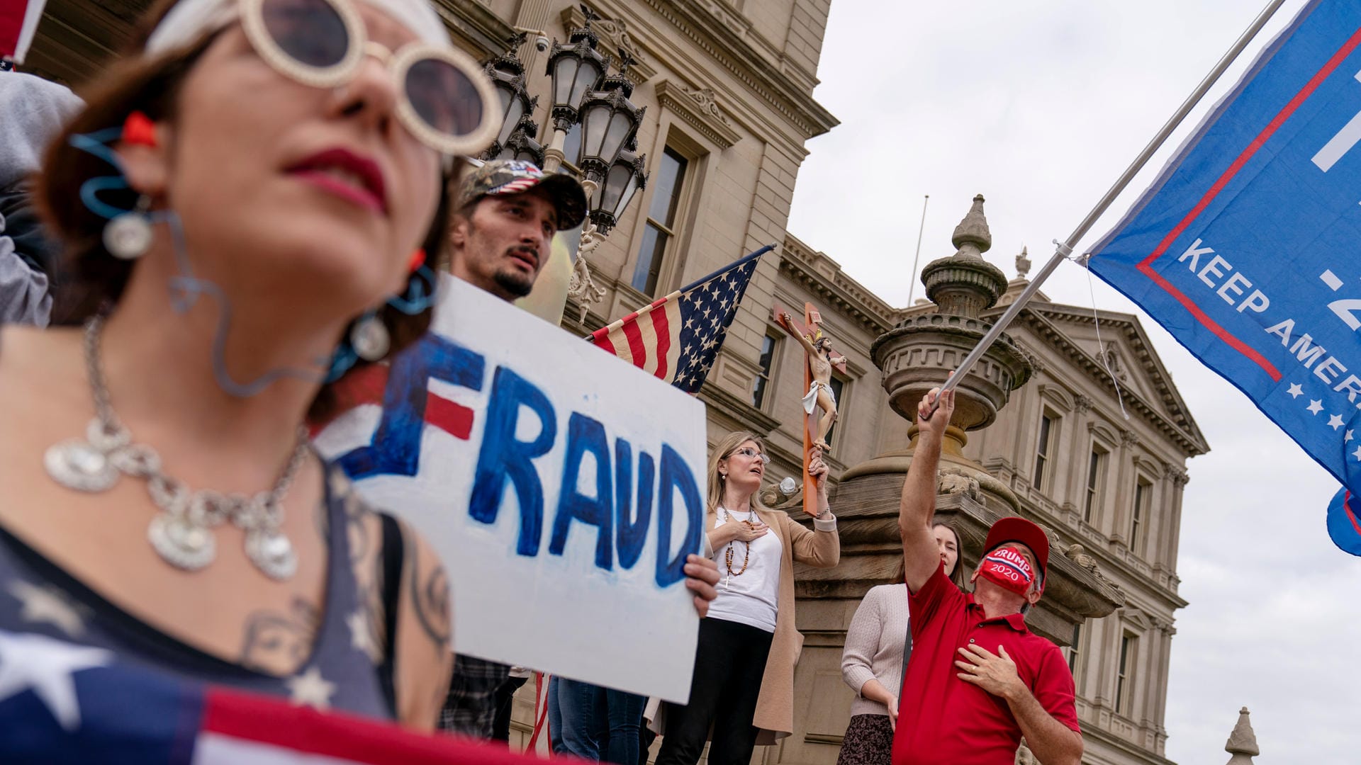 Trump-Unterstützer in Michigan prangern angeblichen Wahlbetrug an.