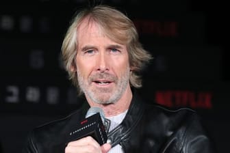 Der US-amerikanische Produzent Michael Bay spricht 2019 auf einer Pressekonferenz.