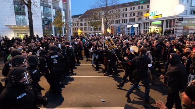 Die allermeisten Teilnehmer der Demo trugen keine Schutzmaske und hielten sich auch nicht an die Abstandsregeln. Die allermeisten Teilnehmer der Demo trugen keine Schutzmaske und hielten sich auch nicht an die Abstandsregeln.