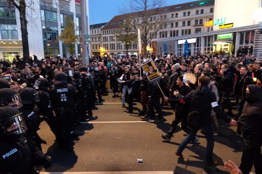 Die allermeisten Teilnehmer der Demo trugen keine Schutzmaske und hielten sich auch nicht an die Abstandsregeln.