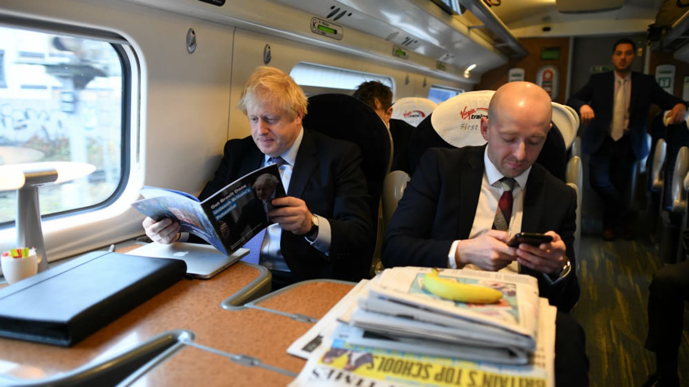 Lee Cain (r.) und Boris Johnson: Der Kommunikationschef des britischen Premierministers tritt zurück.