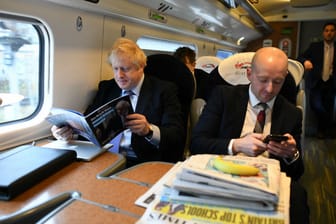 Lee Cain (r.) und Boris Johnson: Der Kommunikationschef des britischen Premierministers tritt zurück.