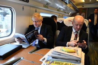 Im November 2019 sind Lee Cain (r) und Boris Johnson noch gemeinsam auf Reise.