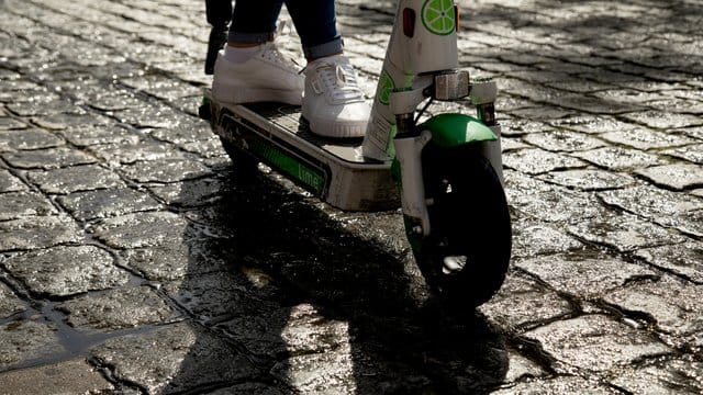 Auf einer nassen Fahrbahn kann es für E-Roller-Fahrer rasch sehr rutschig werden. Auf einer nassen Fahrbahn kann es für E-Roller-Fahrer rasch sehr rutschig werden.