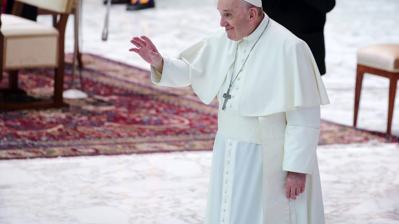 Papst Franziskus winkt: Mit unterdrückter Nummer hat sich das Oberhaupt der katholischen Kirchen bei einem Kölner Priester gemeldet.