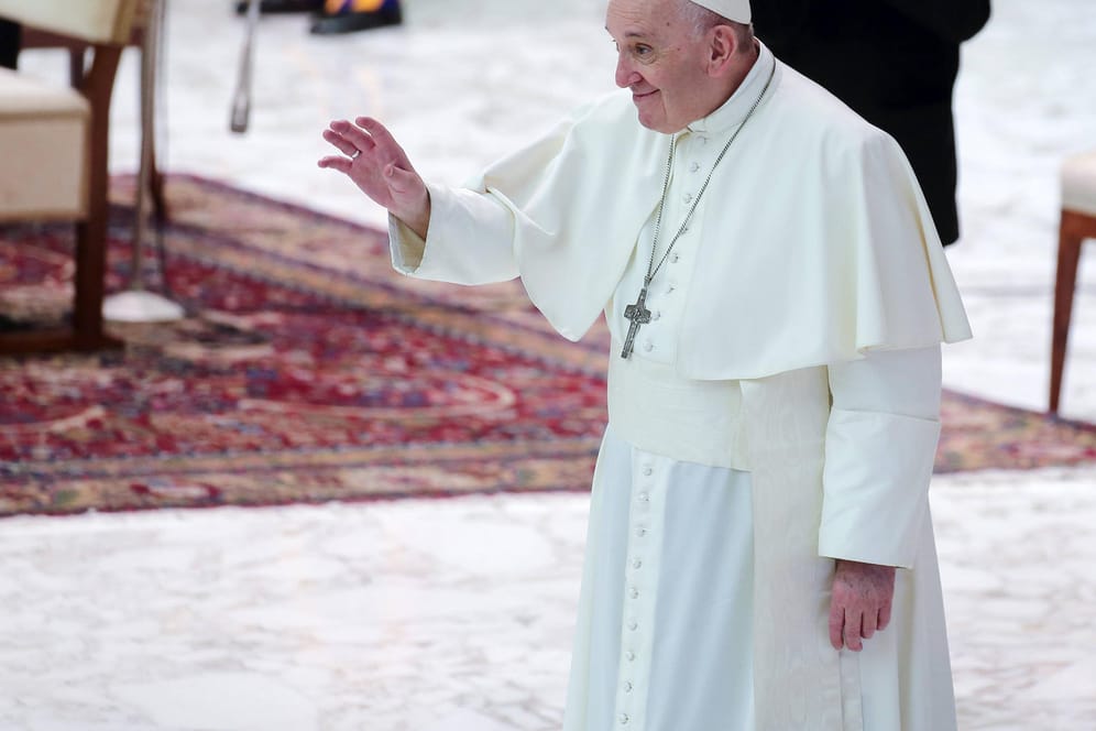 Papst Franziskus winkt: Mit unterdrückter Nummer hat sich das Oberhaupt der katholischen Kirchen bei einem Kölner Priester gemeldet.