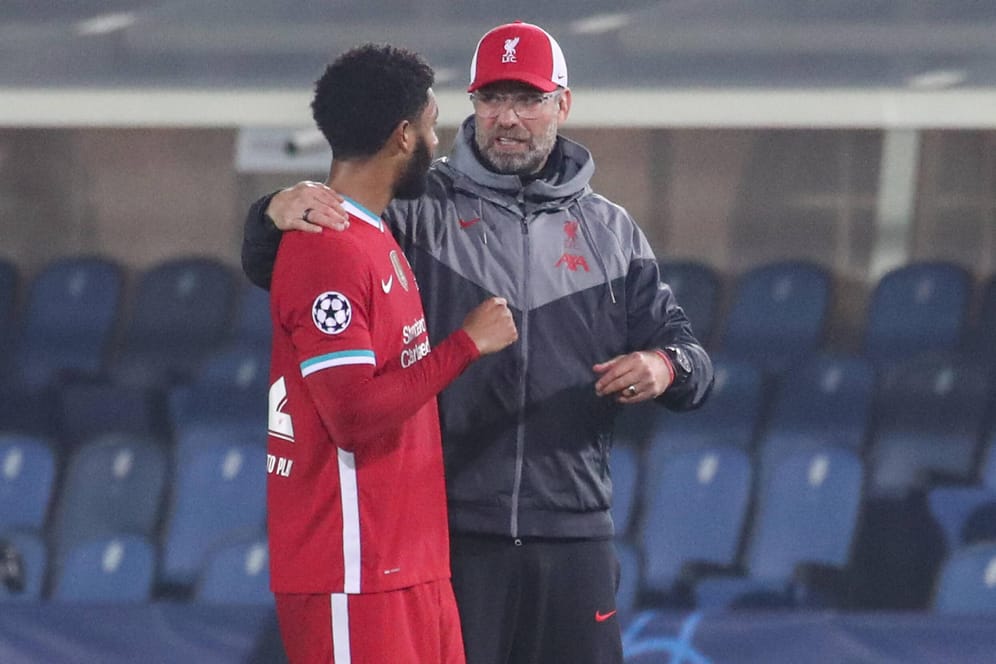 Liverpool: Verteidiger Joe Gomez wird Jürgen Klopp (r.) wohl eine unbestimmte Zeit fehlen.