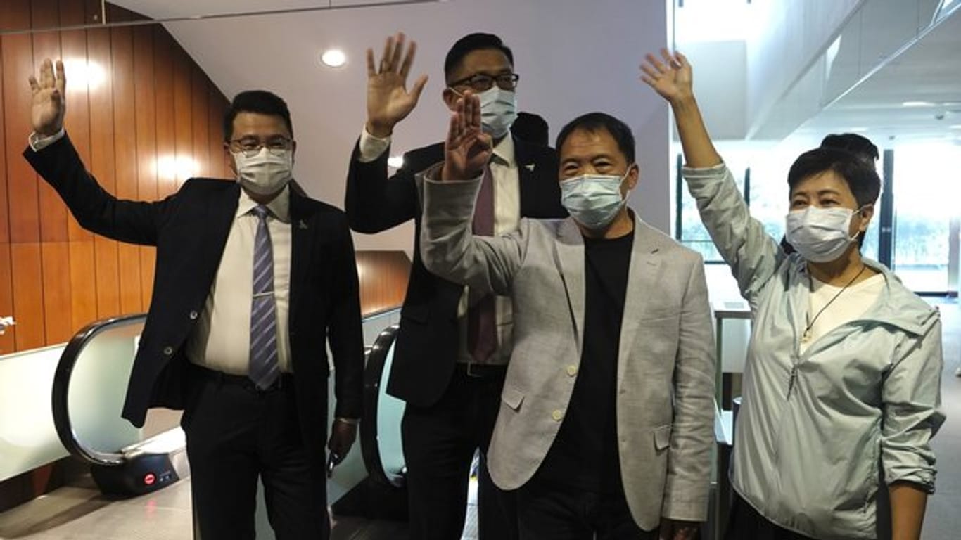Die Pro-demokratische Gesetzgeber, Wong Pik Wan, Wu Chi Wai, Lam Cheuk-ting, und Yoon Siu Kin, nachdem sie ihren Rücktritt im Legislativrat eingereicht haben.