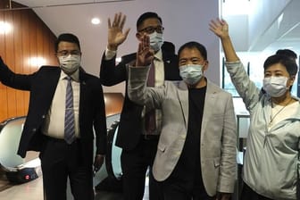 Die Pro-demokratische Gesetzgeber, Wong Pik Wan, Wu Chi Wai, Lam Cheuk-ting, und Yoon Siu Kin, nachdem sie ihren Rücktritt im Legislativrat eingereicht haben.