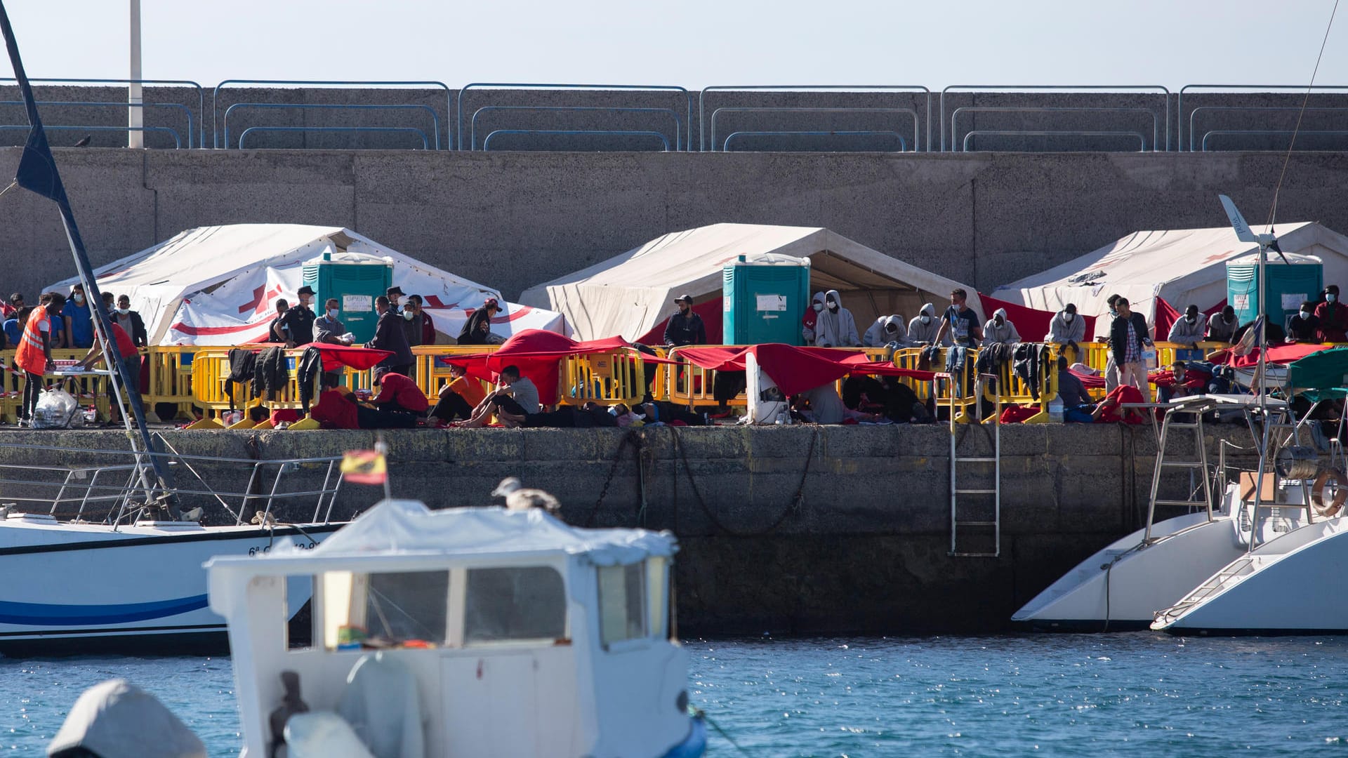 Migranten im Hafen von Arguineguín auf Gran Canaria: "Wir gehen ohne zu wissen, was für Chancen oder Schwierigkeiten wir vorfinden werden."