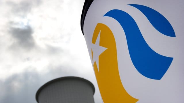 Ein Vattenfall-Logo im Stadtteil Lichterfelde in Berlin hinter einem Abgasturm des Heizkraftwerkes der Vattenfall Europe AG. Ein Vattenfall-Logo im Stadtteil Lichterfelde in Berlin hinter einem Abgasturm des Heizkraftwerkes der Vattenfall Europe AG.